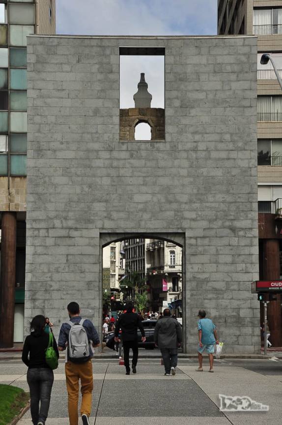 O grande portal da Plaza Independencia, no Centro Velho de Montevideo, no Uruguai
